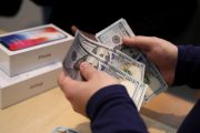 منتظر آیفون ۳۵۰۰ دلاری باشیم؟ جنگ تجاری ترامپ آینده اپل را تهدید می‌کند